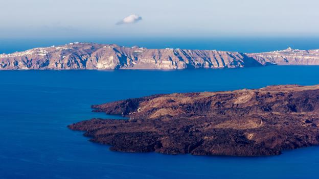 Остров Санторини - огромная кальдера вулкана (Фото: Nikos Pavlakis/Alamy Stock Photo)