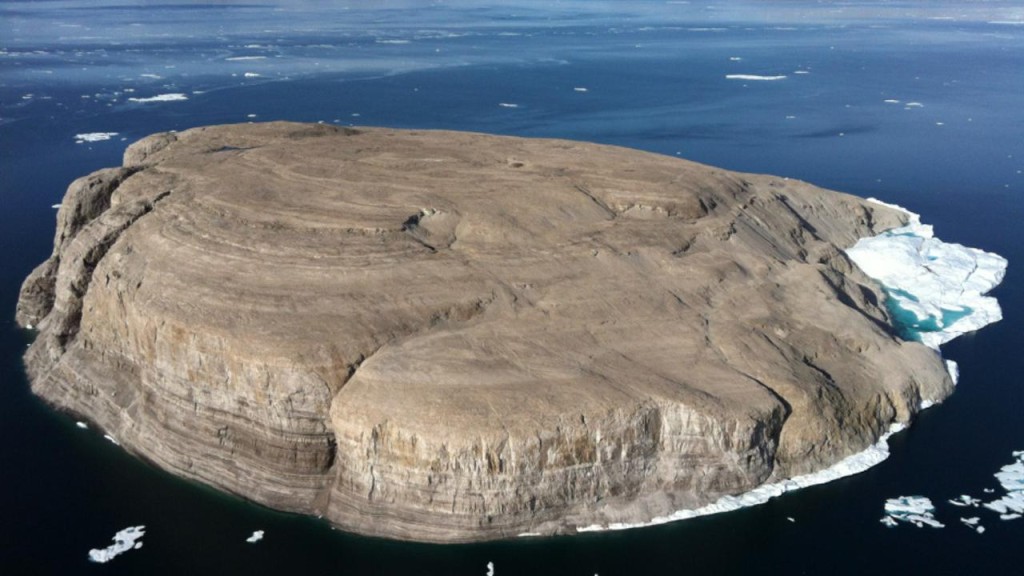 Остров Ханс в проливе Кеннеди, разделяющем Канаду и Гренландию (Фото: Wikipedia/Toubletap/ CC BY 2.0)